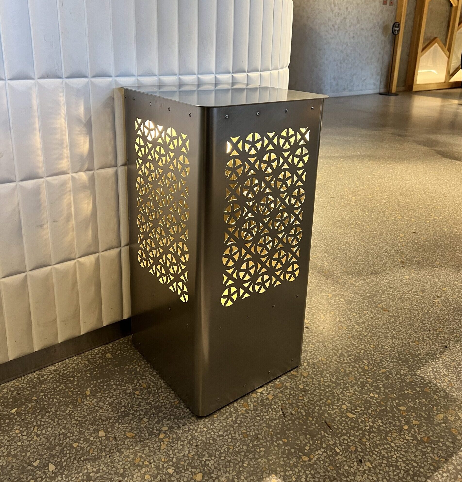 ホテルフロントカウンター用 手荷物置き台